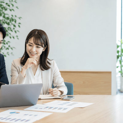 人材紹介会社の担当者がノートPCで求人開拓の資料を確認している様子